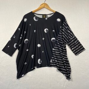 VECELLI ITALY Women’s Size S/M Black & White Circle Print Artsy Top NEW